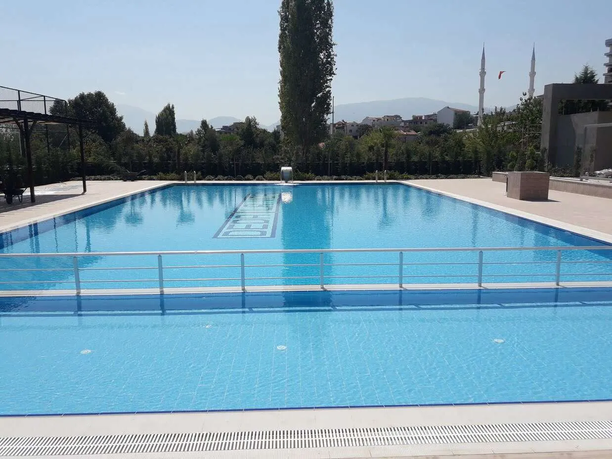 Doğanın içinde huzurlu bir kaçamak. Mavi gökyüzü ve berrak suyuyla baş başa bir yüzme havuzu.